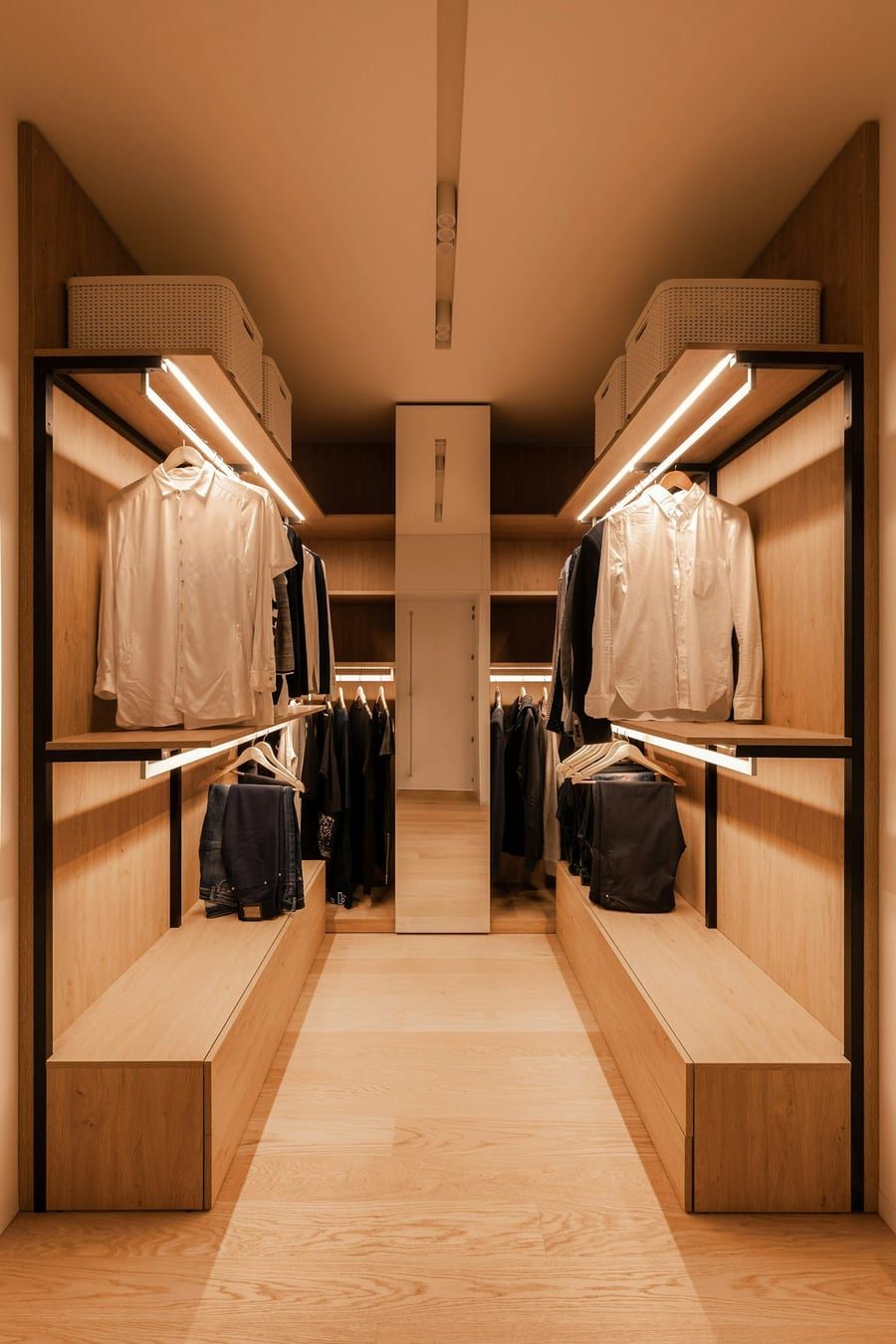 Vestier de madera clara con repisas iluminadas con LED